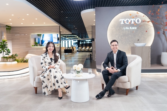 CEO NhaF Trương Tiến Duy (phải) trò chuyện cùng MC Diệp Chi tại talkshow. Ảnh: TOTO Vietnam