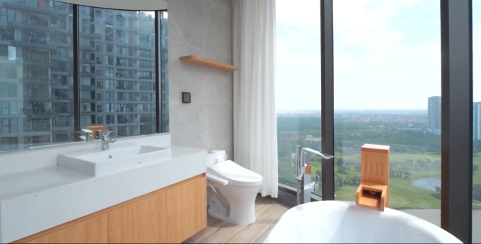 Nhà vệ sinh với kính cong tầm nhìn đẹp cùng nắp rửa điện tử TOTO Washlet tại dự án của Ecopark. Ảnh: NhaF
