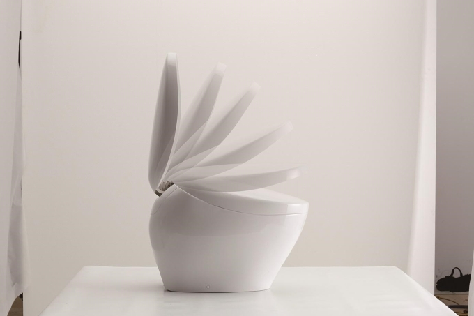 Nắp bàn cầu TOTO được đóng mở tự động, êm ái nhờ công nghệ cảm ứng thông minh. Ảnh: TOTO Vietnam