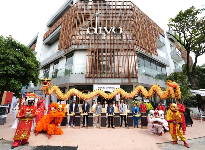 Đại diện Divo và các đối tác cùng cắt băng khai trương Flagship Store quy mô hơn 1.000 m2.