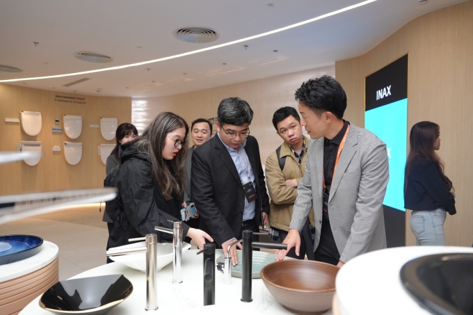 Chuyên gia của Lixil Việt Nam giới thiệu sản phẩm cho khách tham quan. Ảnh: Lixil Việt Nam