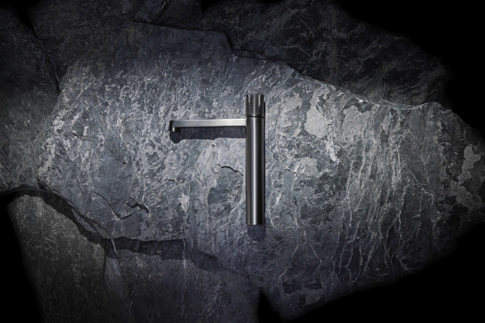 Vibrant Brushed Titanium mang sắc xám bạc đầy cá tính. Ảnh: Kohler